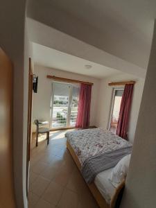 - une chambre avec un lit et une fenêtre dans l'établissement Vila Bolonja, à Struga