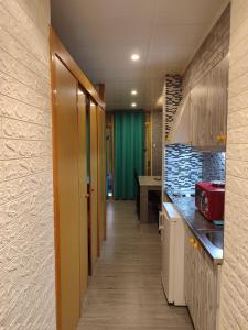 Kuchyň nebo kuchyňský kout v ubytování Estudio atico con piscina "Solsalou" Edificio Inter 2