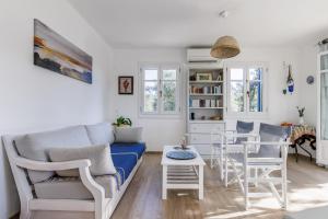 ein Wohnzimmer mit Sofa, Stühlen und einem Tisch in der Unterkunft Villa Daphne in Skopelos