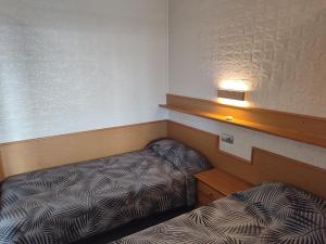 Postel nebo postele na pokoji v ubytování Estudio atico con piscina "Solsalou" Edificio Inter 2
