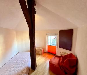 een kleine slaapkamer met een bed en een raam bij Apartments Aarbergergasse in Bern