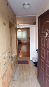 une pièce vide avec une porte et un salon dans l'établissement M-EDEN House, à Belgrade