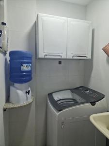 a bathroom with a trash can and a sink at Souza Lofts Centro Praça Tiradentes in Teófilo Otoni