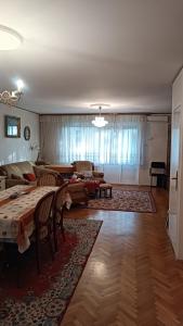 un salon avec un canapé et une table dans l'établissement M-EDEN House, à Belgrade 37 autres photos