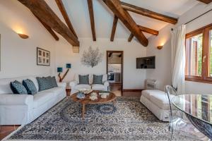 A seating area at Villa Capo Coda Cavallo piscina privata