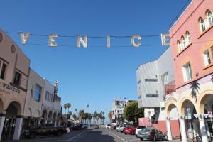 洛杉磯的住宿－Samesun Venice Beach Hotel & Hostel，享有城市街道的景色,设有停车位