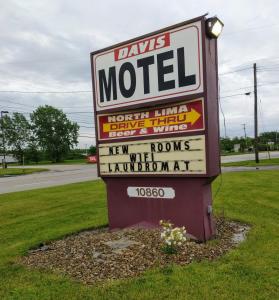 un panneau indiquant un motel sur le côté d'une route dans l'établissement Davis Motel, à North Lima