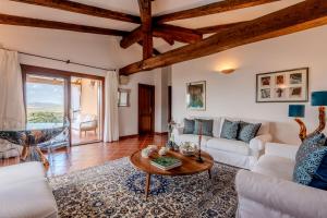 A seating area at Villa Capo Coda Cavallo piscina privata
