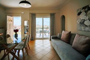 uma sala de estar com um sofá e uma mesa de vidro em Country House in Agios Leon em Agios Leon