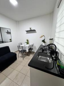 una cucina e un soggiorno con lavandino e divano di Acogedor independiente-Casa JH A a Santa Cruz de la Sierra