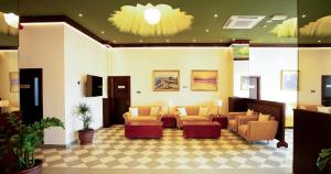 una zona de espera con sofás y sillas en el vestíbulo en Al Shorouq Hotel Apartments en Mascate
