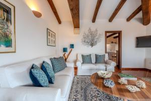 A seating area at Villa Capo Coda Cavallo piscina privata
