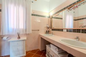 A bathroom at Villa Capo Coda Cavallo piscina privata