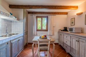 A kitchen or kitchenette at Villa Capo Coda Cavallo piscina privata