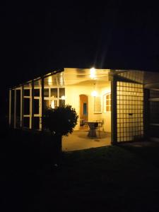 uma casa à noite com uma luz sobre ela em La maison d'Abelleira em Puenteareas