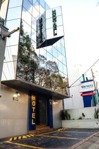 um edifício com um sinal na lateral em Hotel Mooca em São Paulo