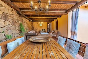 A seating area at Villa Capo Coda Cavallo piscina privata
