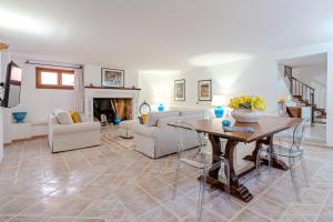 A seating area at Villa Capo Coda Cavallo piscina privata
