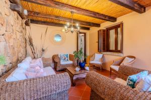 A seating area at Villa Capo Coda Cavallo piscina privata