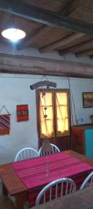 comedor con mesa, sillas y luz en La bodeguita-casa rural in 