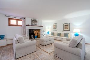 A seating area at Villa Capo Coda Cavallo piscina privata