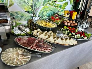 ein Buffet mit vielen Speisen auf dem Tisch in der Unterkunft Art-Hotel Del Medio in Sutomore