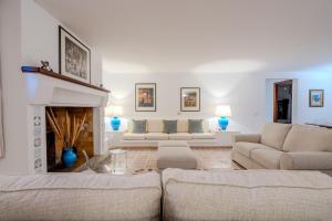 A seating area at Villa Capo Coda Cavallo piscina privata