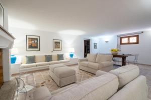 A seating area at Villa Capo Coda Cavallo piscina privata