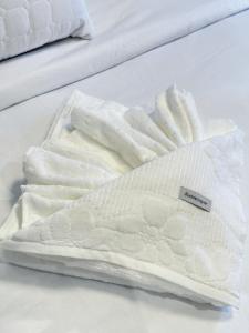 two white towels on a bed in a room at São Paulo Nações Unidas - Luxury Suíte in São Paulo +15 photos