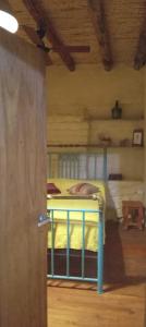 1 dormitorio con 1 litera en una habitación en La bodeguita-casa rural en Chilecito