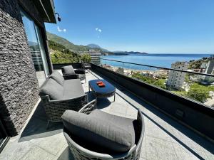balcone con sedie e vista sull'oceano di Hotel Del Medio a Sutomore