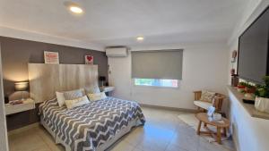 ein kleines Schlafzimmer mit einem Bett und einem Fenster in der Unterkunft DEPARTAMENTO TAG in Santiago del Estero