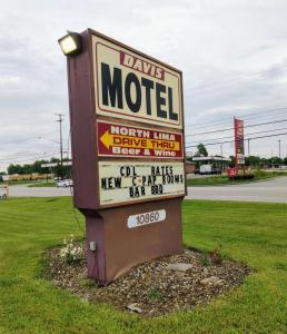 una señal para un motel lechero en un campo en Davis Motel, en North Lima