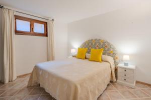 A bed or beds in a room at Villa Capo Coda Cavallo piscina privata