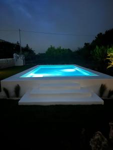 - une piscine avec des lumières bleues la nuit dans l'établissement Trullo Gemma, à Martina Franca
