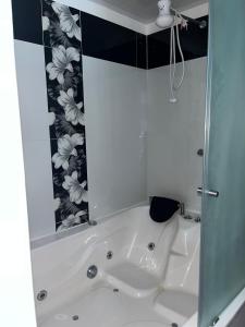 uma casa de banho com uma banheira e um espelho. em Mirador El paraiso glamping em Villavicencio