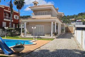 una casa con un tobogán y una piscina en CountrySide Villa, en São Brás de Alportel