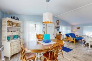 a dining room with a table and chairs at Blue Heaven Beach House in Rockaway Beach +17 photos