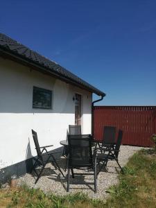 Skåne-TranåsにあるCharming cottage in a beautiful landscapeの家の外に座る椅子