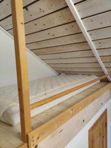 Postel nebo postele na pokoji v ubytování Charmig stuga med vackra vyer