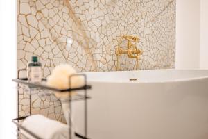 Bilik mandi di Capital Hideaway