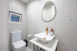 Bilik mandi di Capital Hideaway