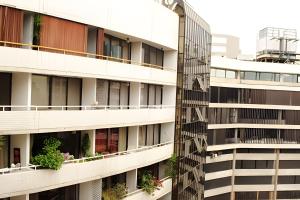 un edificio de apartamentos con plantas en los balcones en Living Paris en Santiago
