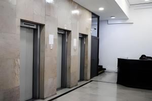 una fila de puertas en el pasillo de un edificio en Living Paris en Santiago