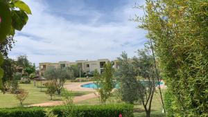 vista para um complexo de apartamentos com piscina em résidence golfique em Fez