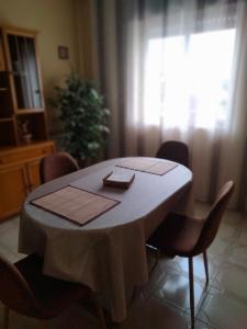 une table avec un chiffon de table blanc en haut dans l'établissement HR Liberdade, à Sarria