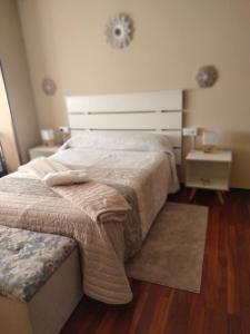 - une chambre avec un grand lit et une grande tête de lit dans l'établissement HR Liberdade, à Sarria