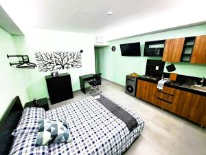 Il comprend une chambre avec un lit et une cuisine équipée d'un four micro-ondes. dans l'établissement A22 Full Suite ‖ Mini Dept at Plaza Acequia, à Cuautitlán Izcalli