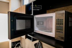 un four micro-ondes installé sur une étagère dans une cuisine dans l'établissement A22 Full Suite ‖ Mini Dept at Plaza Acequia, à Cuautitlán Izcalli