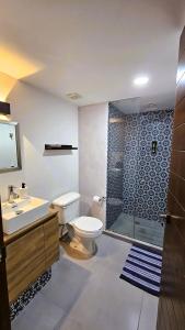 La salle de bains est pourvue de toilettes et d'une douche en verre. dans l'établissement A22 Full Suite ‖ Mini Dept at Plaza Acequia, à Cuautitlán Izcalli